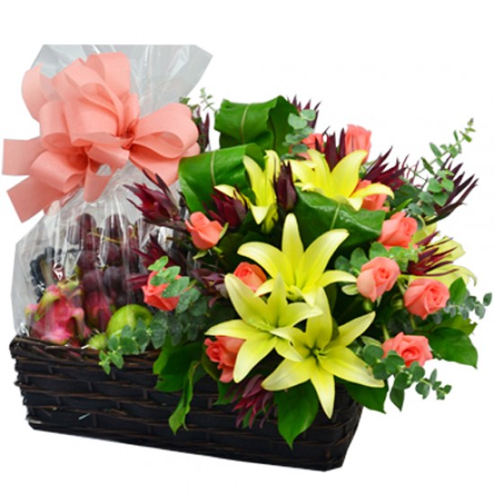 Elegant Flower and Seasonal Fruits Hamper with Pink Roses and Lilies Elegant Flower and Seasonal Fruits Hamper with Pink Roses and Lilies